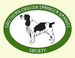 logo de la SESSS, un springer sapniel anglais au statique dans un oval vert