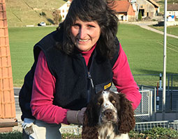 Catherine et un chiot springer spaniel anglais